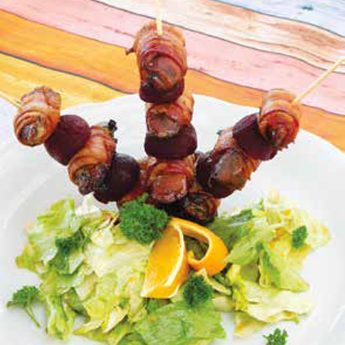 baconbe göngyölt borsikafüves csirkemáj sült céklagolyókkal nyárson, salátával