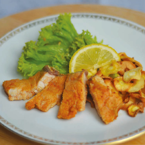 Cajun harcsa paszternákchipsszel és salátával