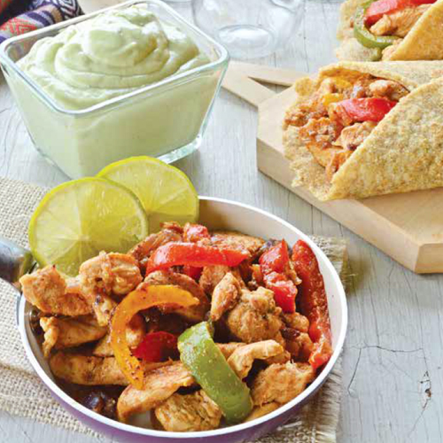csirke fajitas tortillában, avokádóöntettel