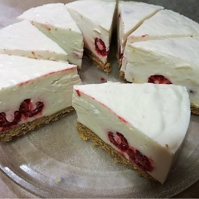Málnás joghurt torta